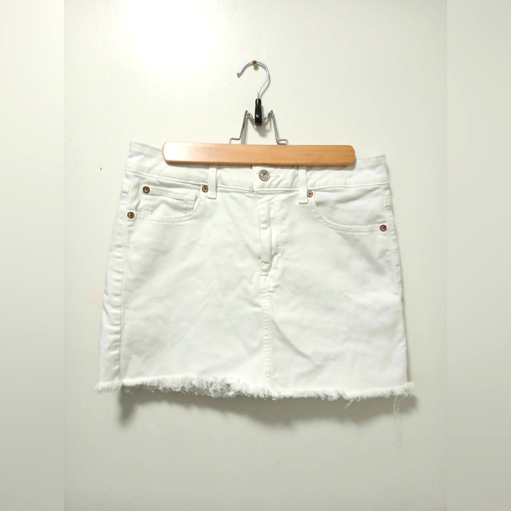 Cute white denim mini skirt! 🤍